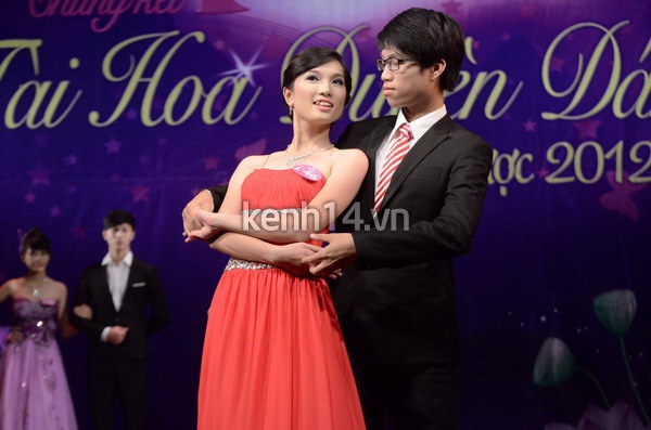 Nữ sinh duyên dáng đêm chung kết Miss Dược 2012 12