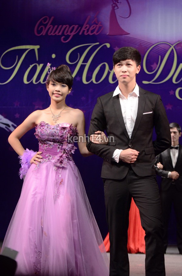 Nữ sinh duyên dáng đêm chung kết Miss Dược 2012 13