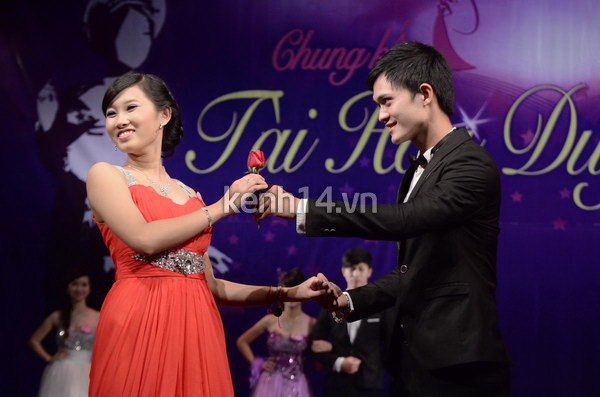 Nữ sinh duyên dáng đêm chung kết Miss Dược 2012 14