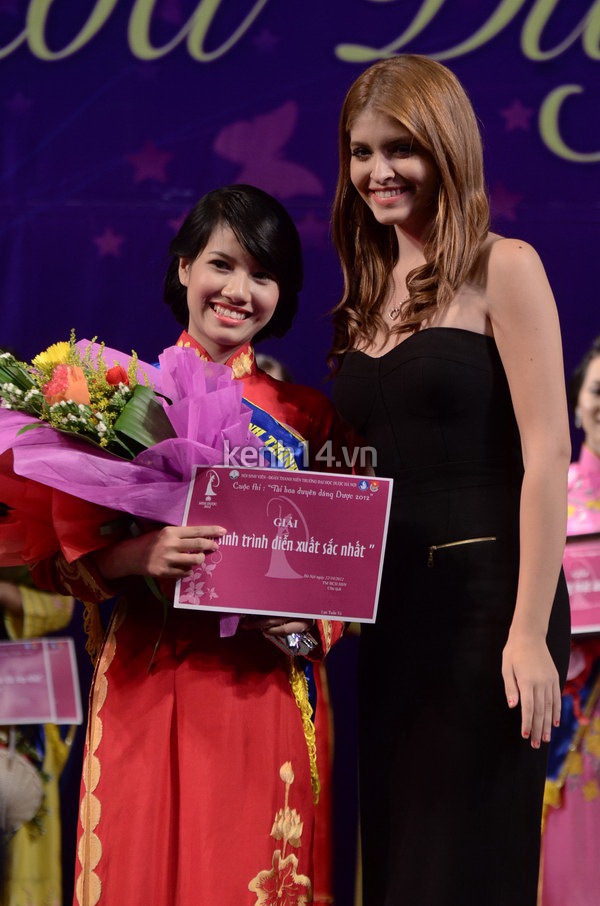 Nữ sinh duyên dáng đêm chung kết Miss Dược 2012 18