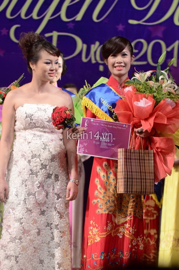 Nữ sinh duyên dáng đêm chung kết Miss Dược 2012 19