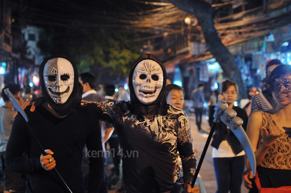 Giới trẻ Hà thành "chịu xấu", hóa trang kinh dị đi chơi Halloween 15