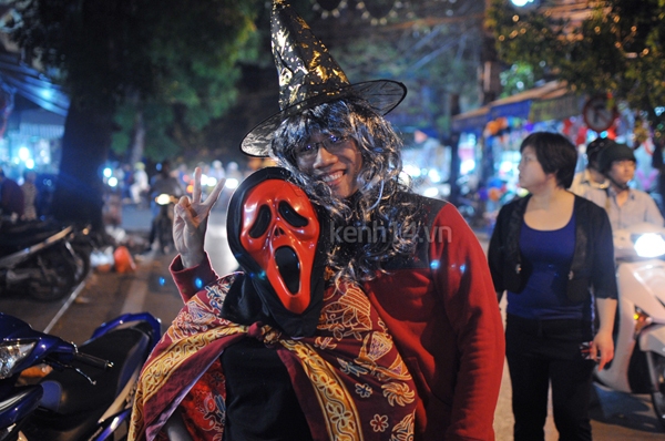 Giới trẻ Hà thành "chịu xấu", hóa trang kinh dị đi chơi Halloween 18