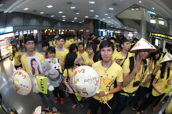Fan T-Ara mang gấu bông tới sân bay chờ tặng thần tượng 2