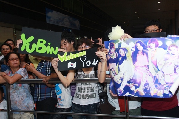 Fan Việt chờ tới khuya tại sân bay để đón Wonder Girls  14
