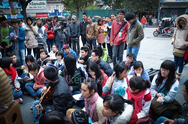 hang-tram-teen-ha-thanh-tham-gia-bua-tiec-am-nhac-duong-pho