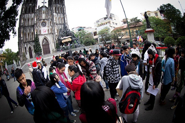 hang-tram-teen-ha-thanh-tham-gia-bua-tiec-am-nhac-duong-pho