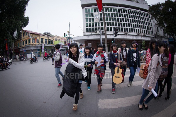 hang-tram-teen-ha-thanh-tham-gia-bua-tiec-am-nhac-duong-pho