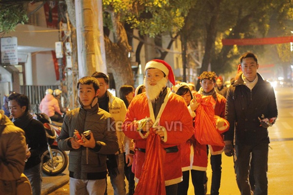Hàng chục "Ông già Noel" làm huyên náo đường phố 3