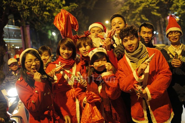 Hàng chục "Ông già Noel" làm huyên náo đường phố 20