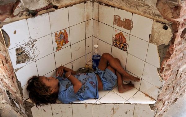 X&oacute;t xa bộ ảnh trẻ em lang thang khắp thế giới 1