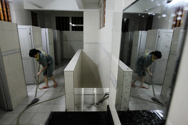 Một gia đ&igrave;nh sống trong nh&agrave; vệ sinh để nu&ocirc;i con ăn học 3