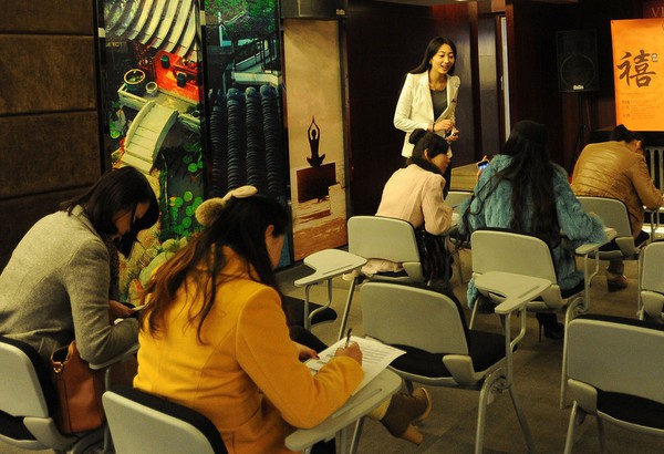 Tỷ ph&uacute; Trung Quốc tuyển vợ, h&agrave;ng trăm ch&acirc;n d&agrave;i dự thi 5