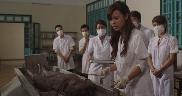 Giật m&igrave;nh với poster... treo cổ trong phim Việt 7