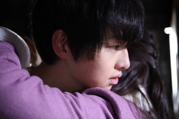 Chia tay Joong Ki, Bo Young rưng rưng rơi lệ 1