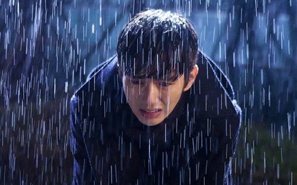 Bức ảnh Yoo Seung Ho khóc dưới mưa sẽ khiến bạn cảm thấy đau đớn nhưng cũng đầy cảm hứng. Đừng bỏ lỡ cơ hội để khám phá tình cảm chân thật qua góc nhìn của Yoo Seung Ho.