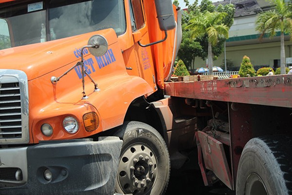 xe-dau-keo-container-gay-ra-tai-nan-kinh-hoang-1443423694-c52bb