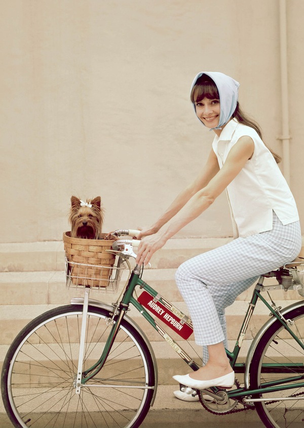 Tuyệt chiêu giúp phụ nữ mặc váy đạp xe không lộ hàng