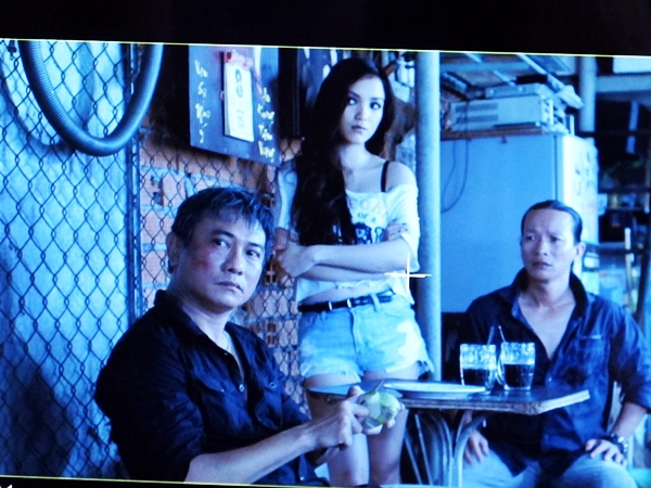Lộ cảnh giường chiếu của Johnny Trí Nguyễn trong "Chợ Lớn"  7