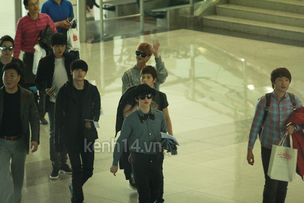 Nh&oacute;m ZE:A v&agrave; JB si&ecirc;u nhắng nh&iacute;t tại s&acirc;n bay T&acirc;n Sơn Nhất 20