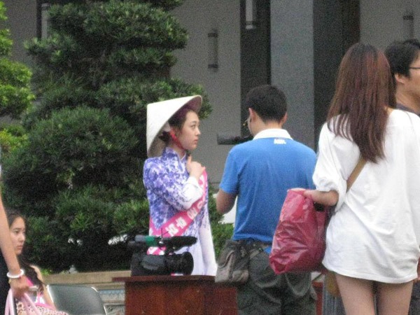Những sao ngoại "nịnh" fan Việt bằng áo dài, nón lá 16