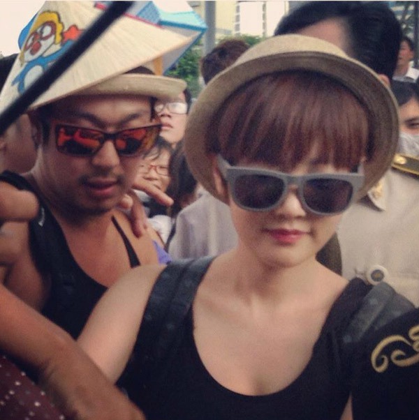 Những sao ngoại "nịnh" fan Việt bằng áo dài, nón lá 8