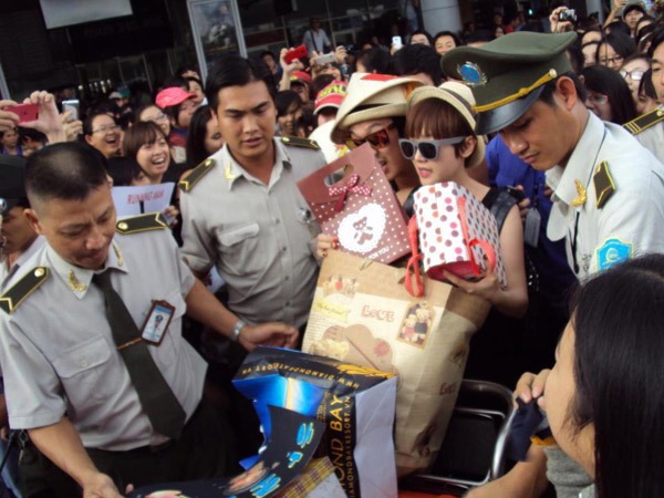 Những sao ngoại "nịnh" fan Việt bằng áo dài, nón lá 9