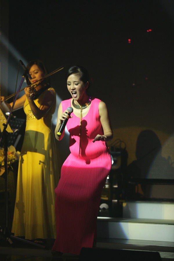Top 10 bà bầu được săn đón nhất showbiz Việt năm 2012 7