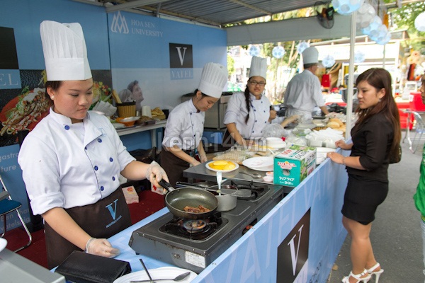 Lễ hội ẩm thực quốc tế &ndash; đ&ocirc;ng, vui&hellip; nhưng đắt 6