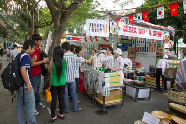 Lễ hội ẩm thực quốc tế &ndash; đ&ocirc;ng, vui&hellip; nhưng đắt 16