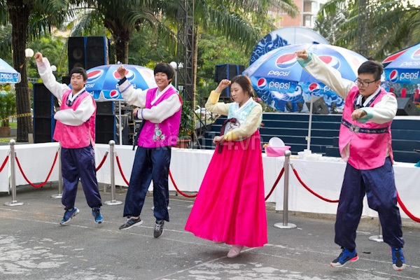 Lễ hội ẩm thực quốc tế &ndash; đ&ocirc;ng, vui&hellip; nhưng đắt 17