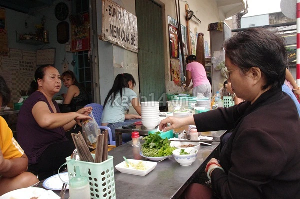 Đi ăn bún chả Hà Nội vàng ươm, thơm lừng ở Quận 1 2