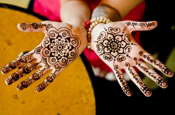 Vẽ Henna bằng mực thảo dược nhập khẩu Ấn Độ tại CKids