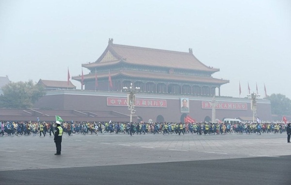 Trung Quốc : Ch&agrave;ng trai mặc v&aacute;y để... k&eacute;n vợ 1