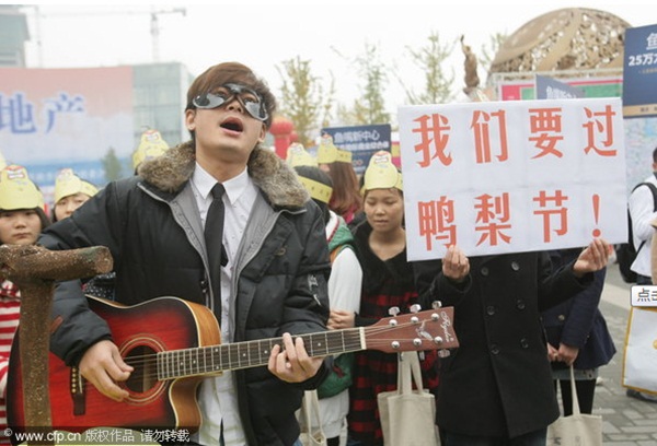 Trung quốc: Chàng trai hát với... quả lê khổng lồ 4