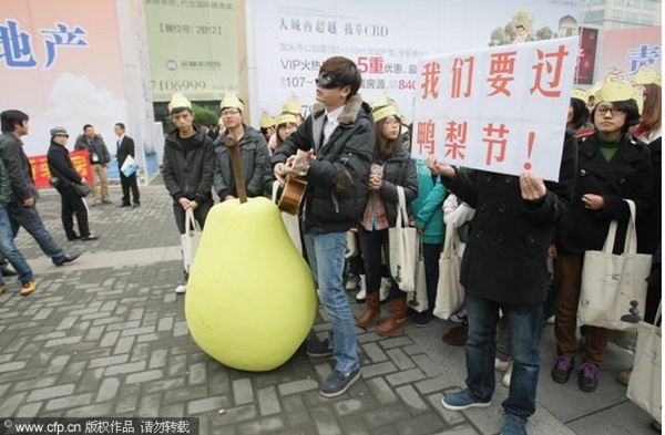 Trung quốc: Chàng trai hát với... quả lê khổng lồ 3