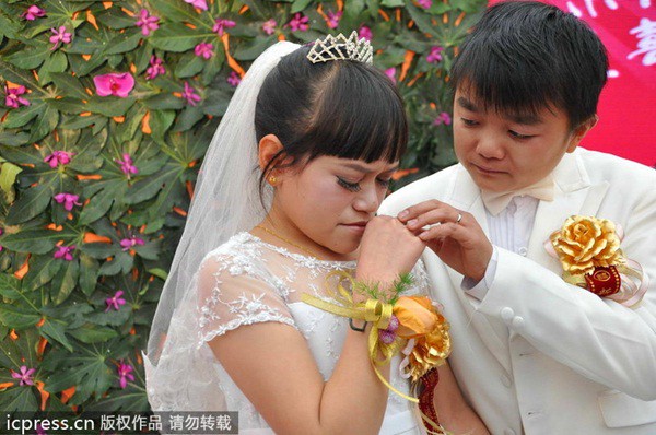 Trung Quốc: Đ&aacute;m cưới tập thể của 7 cặp đ&ocirc;i t&iacute; hon 3