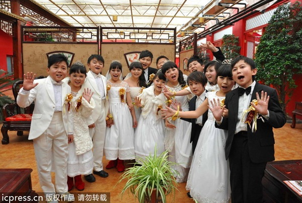 Trung Quốc: Đ&aacute;m cưới tập thể của 7 cặp đ&ocirc;i t&iacute; hon 7