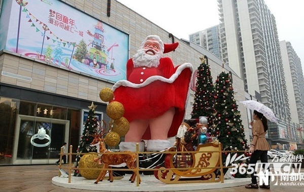 Trung Quốc: Bức tượng ông già Noel... tốc váy gây sốc 1