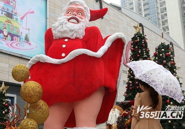 Trung Quốc: Bức tượng ông già Noel... tốc váy gây sốc 3
