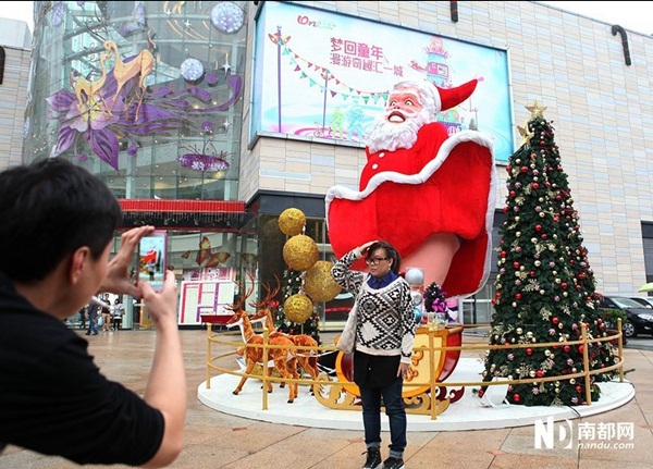 Trung Quốc: Bức tượng ông già Noel... tốc váy gây sốc 2