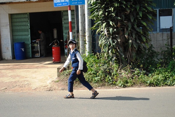 Cậu bé "mắt búp bê" khóc vì đi bộ 10km đến trường 3