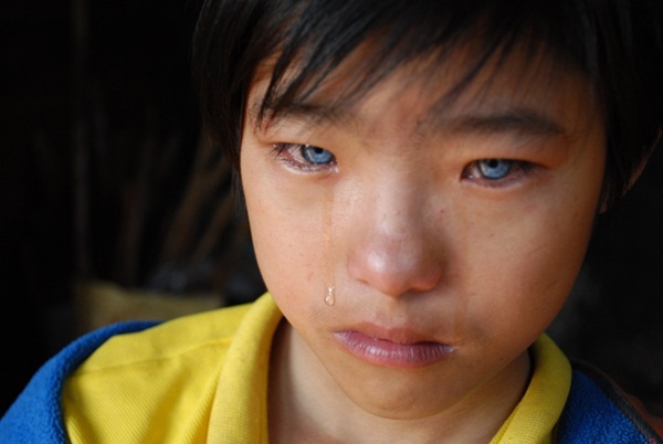 Cậu bé "mắt búp bê" khóc vì đi bộ 10km đến trường 5