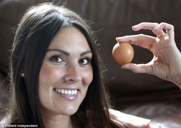 Quả trứng "tròn hoàn hảo" có tỷ lệ 1/1 tỷ xuất hiện ở Anh 3