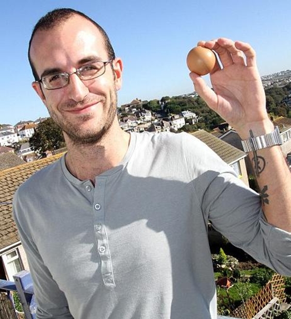Quả trứng "tròn hoàn hảo" có tỷ lệ 1/1 tỷ xuất hiện ở Anh 4