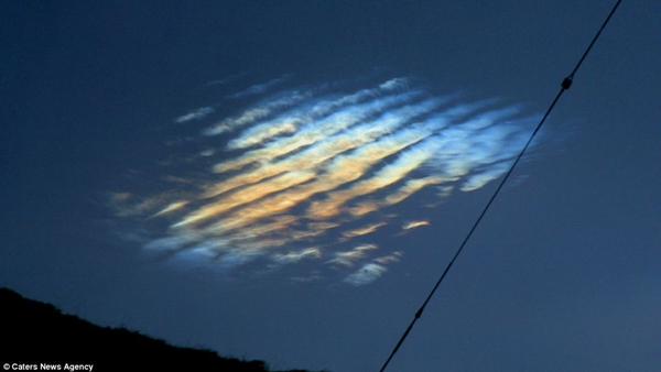 Đám mây ánh kim xuất hiện ở bầu trời Anh quốc 2