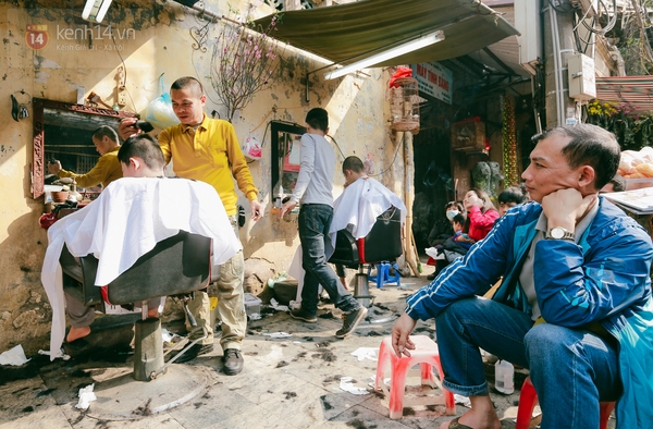 Người Hà Nội ngồi đợi được cắt tóc sau ngày nới lỏng giãn cách xã hội