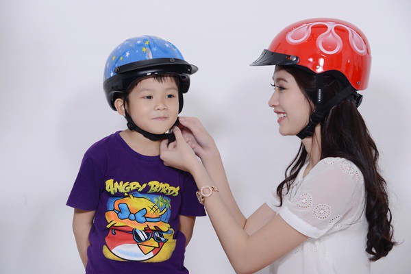 Hoa hậu Thu Thảo tươi tắn đội mũ bảo hiểm 10