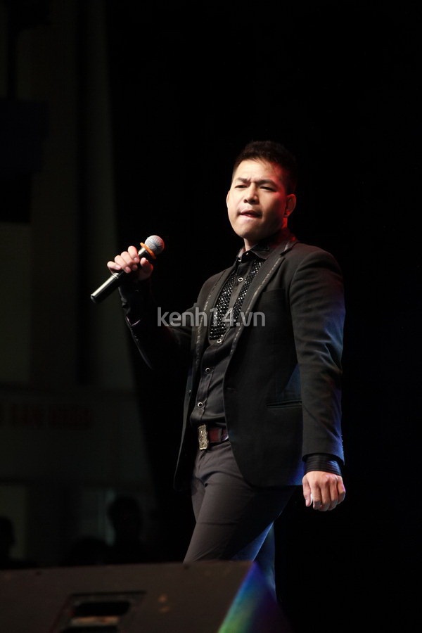 Mr.Đ&agrave;m nh&agrave;o lộn tr&ecirc;n s&acirc;n khấu c&ugrave;ng đội The Voice 8
