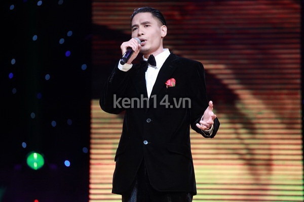 Mr.Đàm nhào lộn trên sân khấu cùng đội The Voice 9